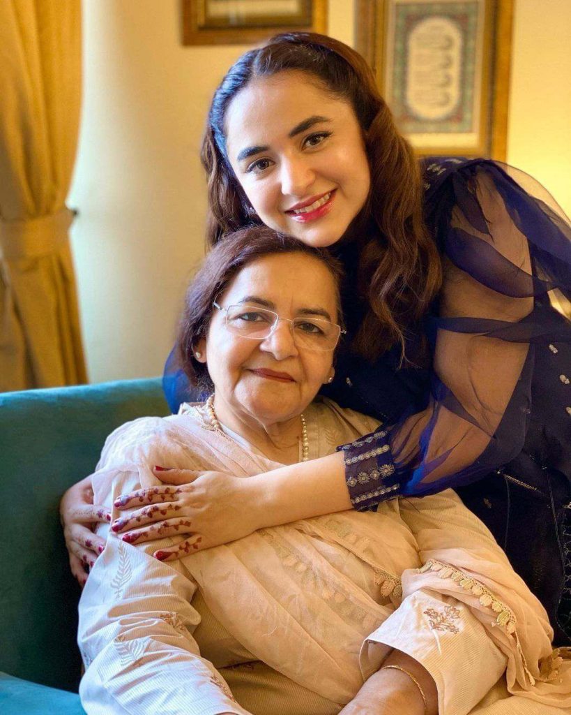 Yumna Zaidi’s Enthralling Pictures With Mother And Sister