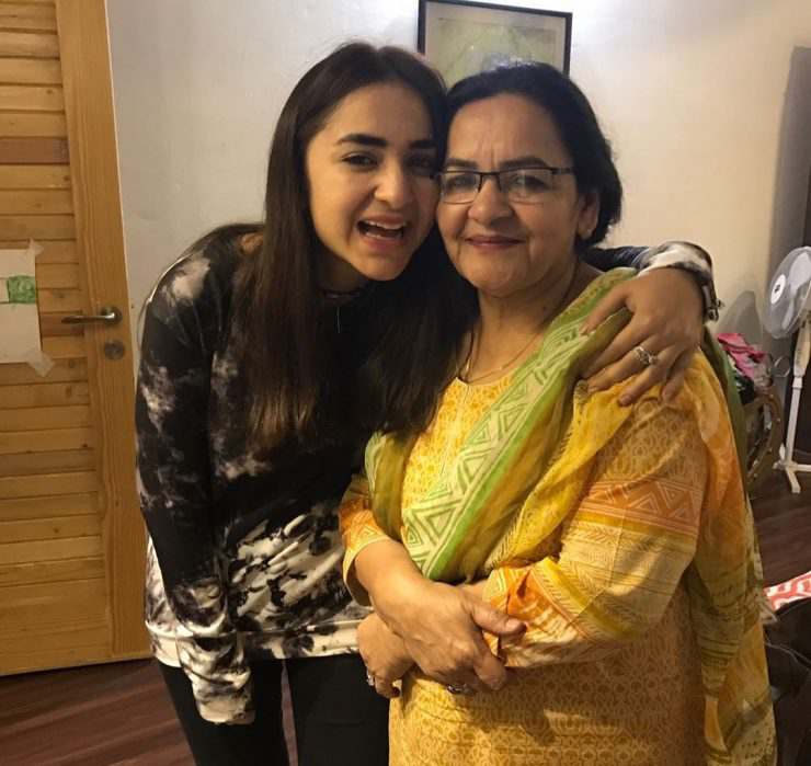 Yumna Zaidi’s Enthralling Pictures With Mother And Sister