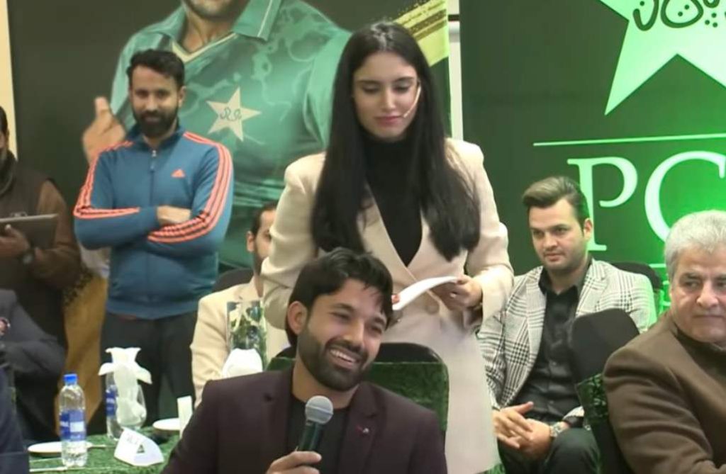 Zainab Abbas Wins Praise For Standing Behind Mohammad Rizwan To Make Him Feel Comfortable