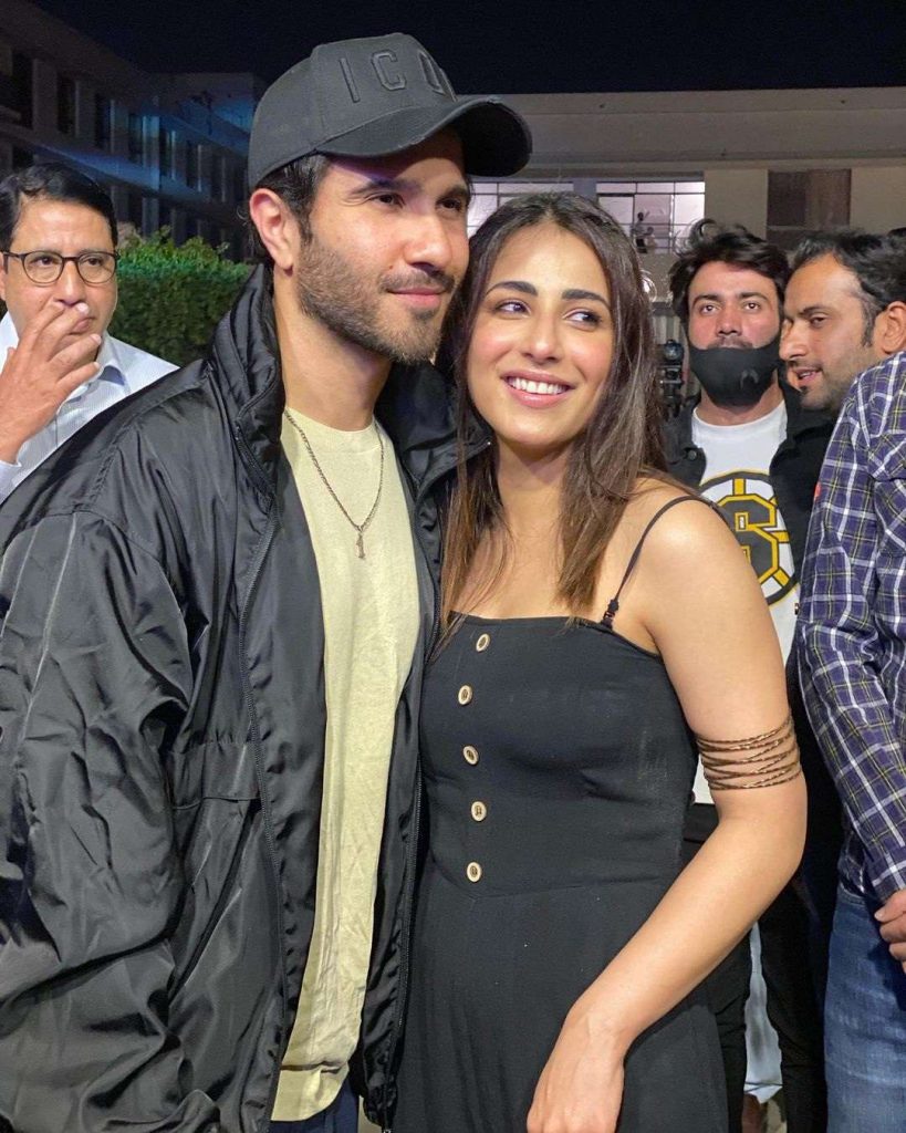 Netizens criticise Ushna Shah for THIS look as she poses with Feroze Khan very closely