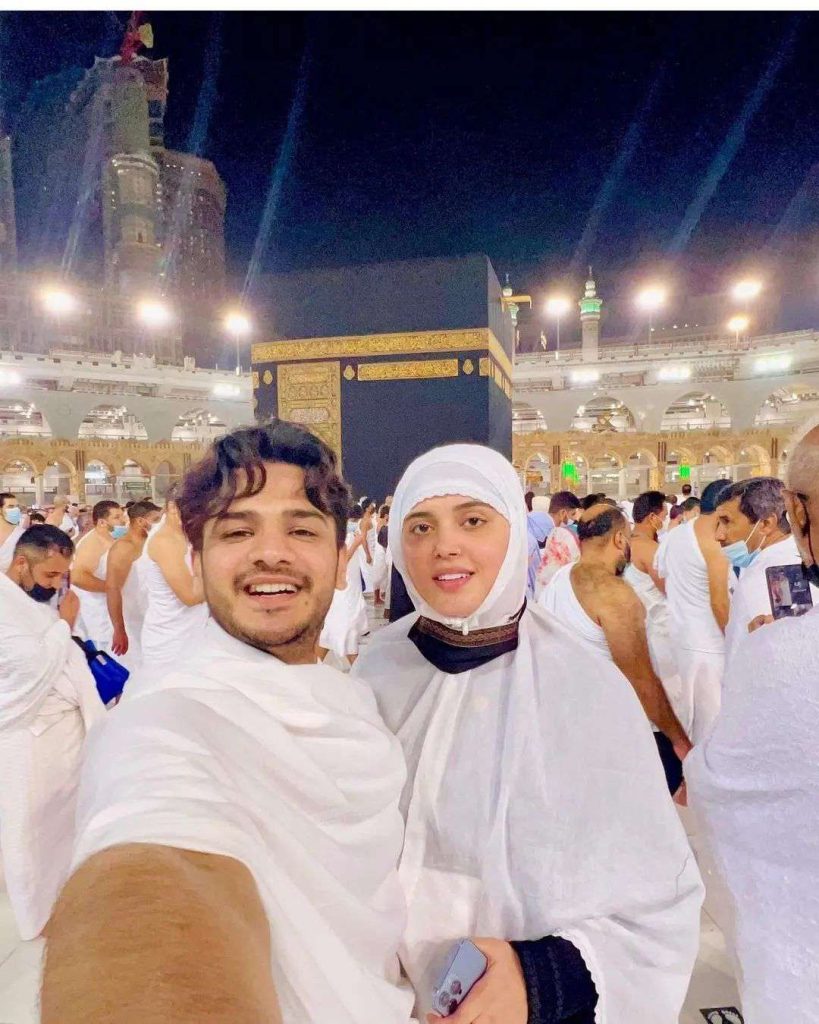 Alhamdulillah! Kanwal Aftab receives a piece of Ghilaf-e-Kaaba as a gift, see photos