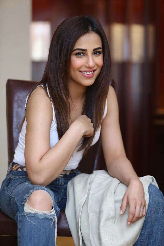 Ushna Shah Stands Against Cousin Marriages, Public Manifest Mixed Views