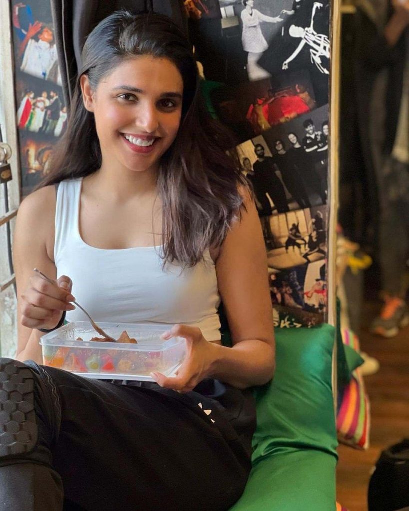 Amna Ilyas targetted for her choice of clothes; but what's the big deal?