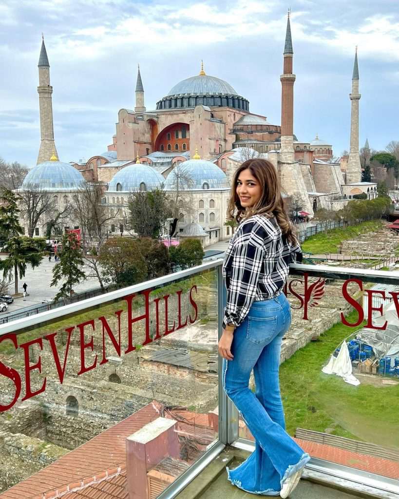 Sanam Jung's and sister Amna's fun vacation with family in Turkey