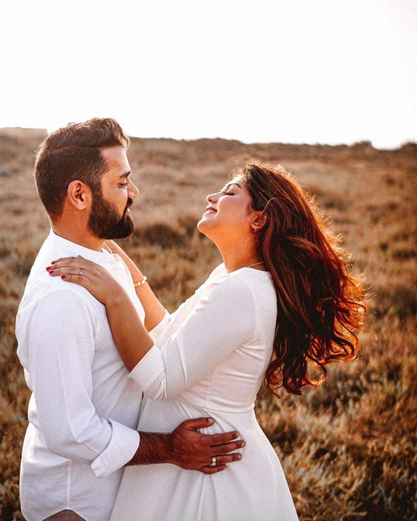 Anumta Qureshi and her hubby announce their first child through a maternity shoot