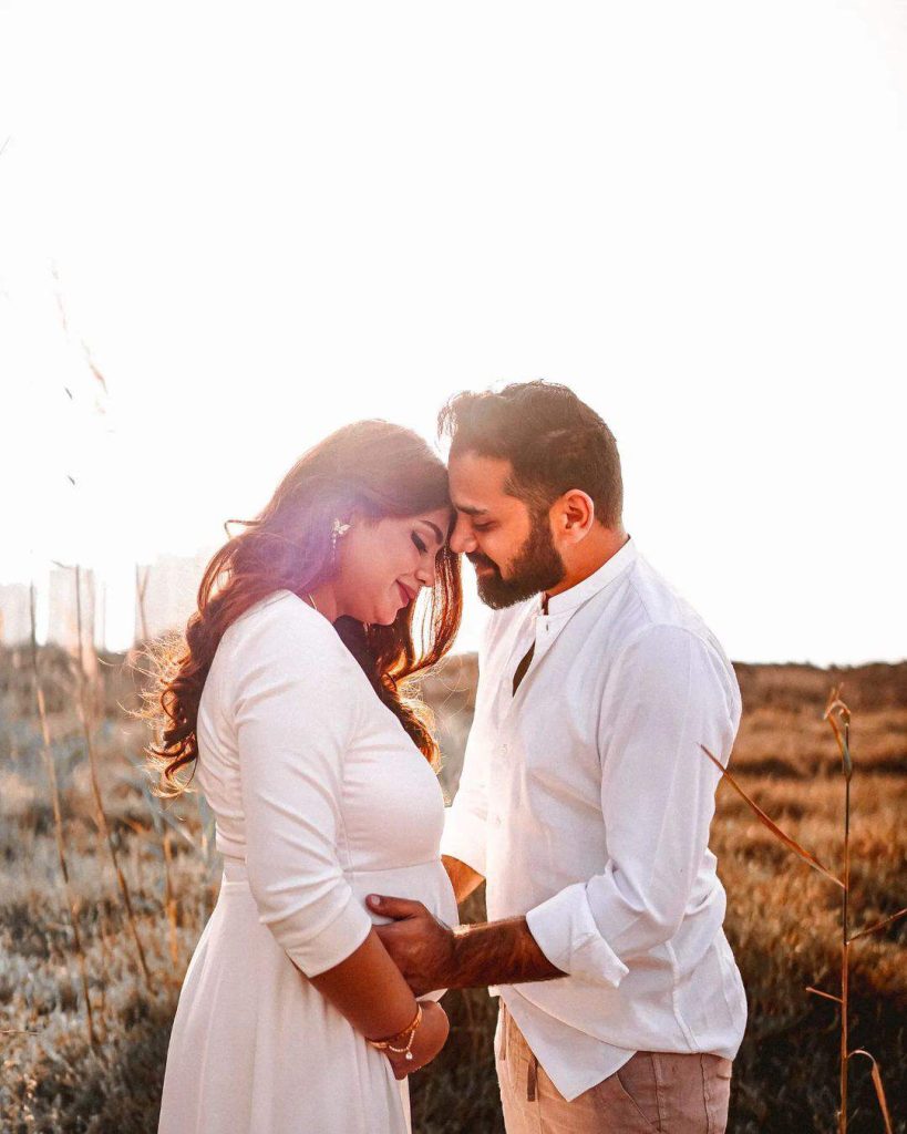 Anumta Qureshi and her hubby announce their first child through a maternity shoot