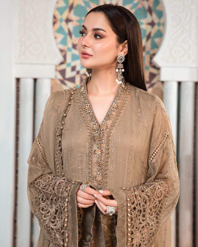 Mesmerizing looks of Hania Aamir in Maria B’s upcoming Eid collection