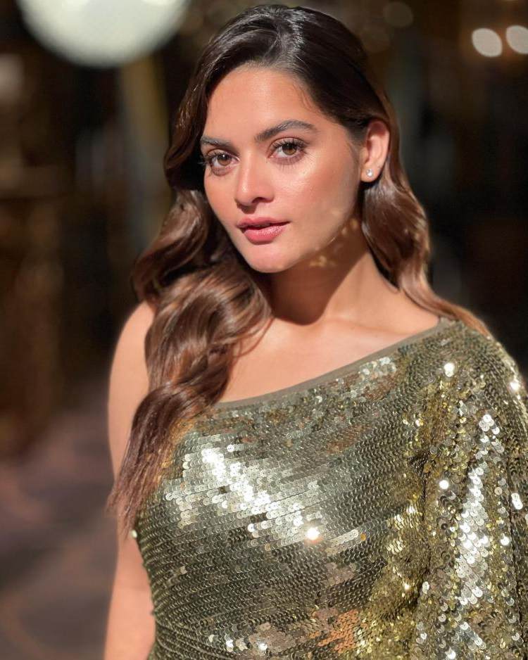 Minal Khan Is Raising Temperature High With Her Sizzling Hot Gold Look For Recent TVC