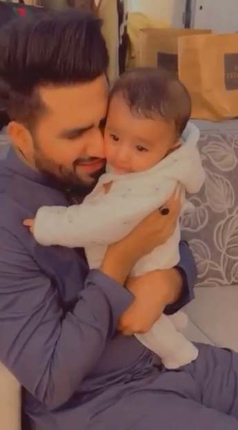 Falak Shabir started crying after meeting his daughter 15 days later, Sarah Khan shares a happy video with fans
