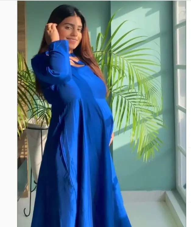 Anumta Qureshi Flaunts Her Baby Bump in Tight Dress