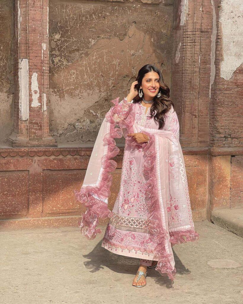 Ayeza Khan is looking like a royal beauty in her latest shoot