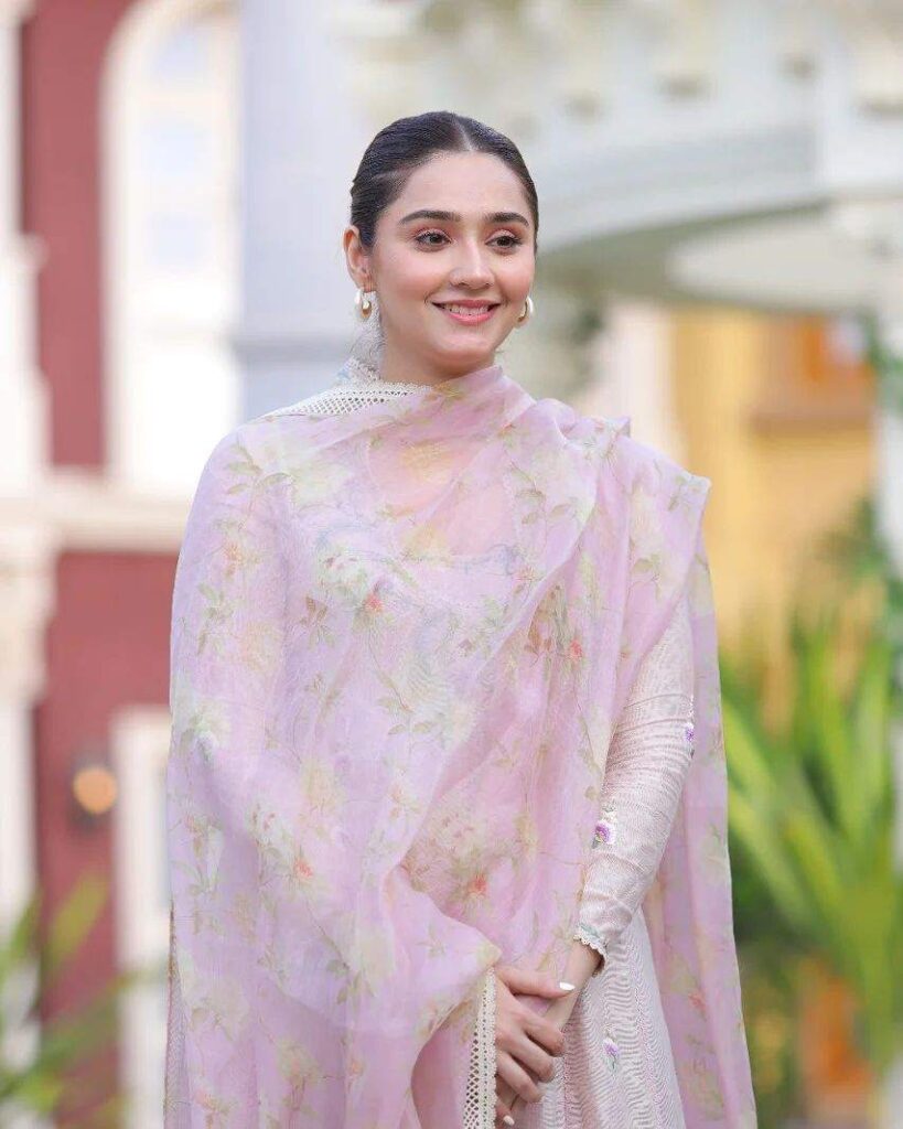 Beautiful Actress Dur-e-Fishan Saleem looks extravagantly gorgeous on the set of Piyara Ramazan