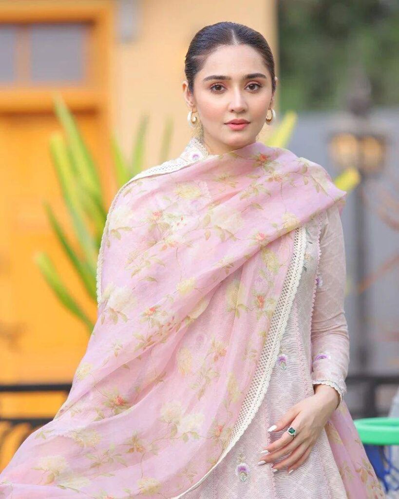 Beautiful Actress Dur-e-Fishan Saleem looks extravagantly gorgeous on the set of Piyara Ramazan