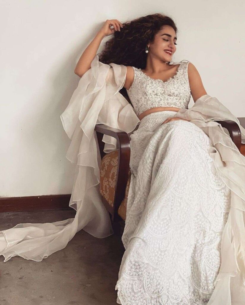 Hajra Yamin Flaunts Perfection in White Outfit – Pictures Inside!