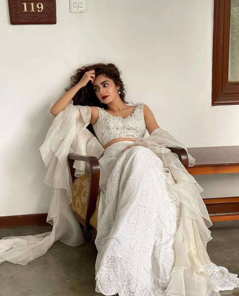 Hajra Yamin Flaunts Perfection in White Outfit – Pictures Inside!
