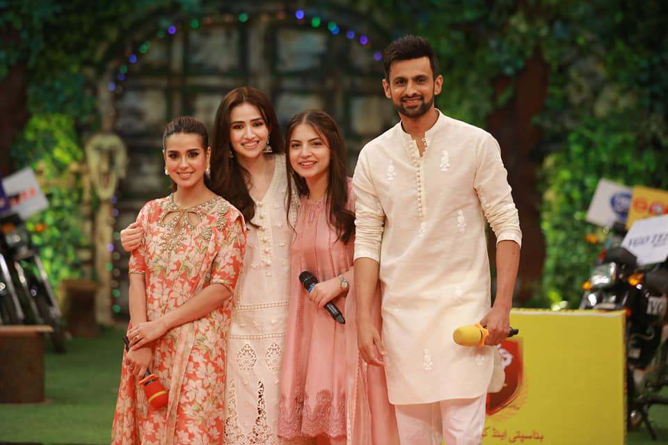 Beguiling Pictures Of Iqra Aziz And Dananeer Mobeen From The Show Jeeto Pakistan