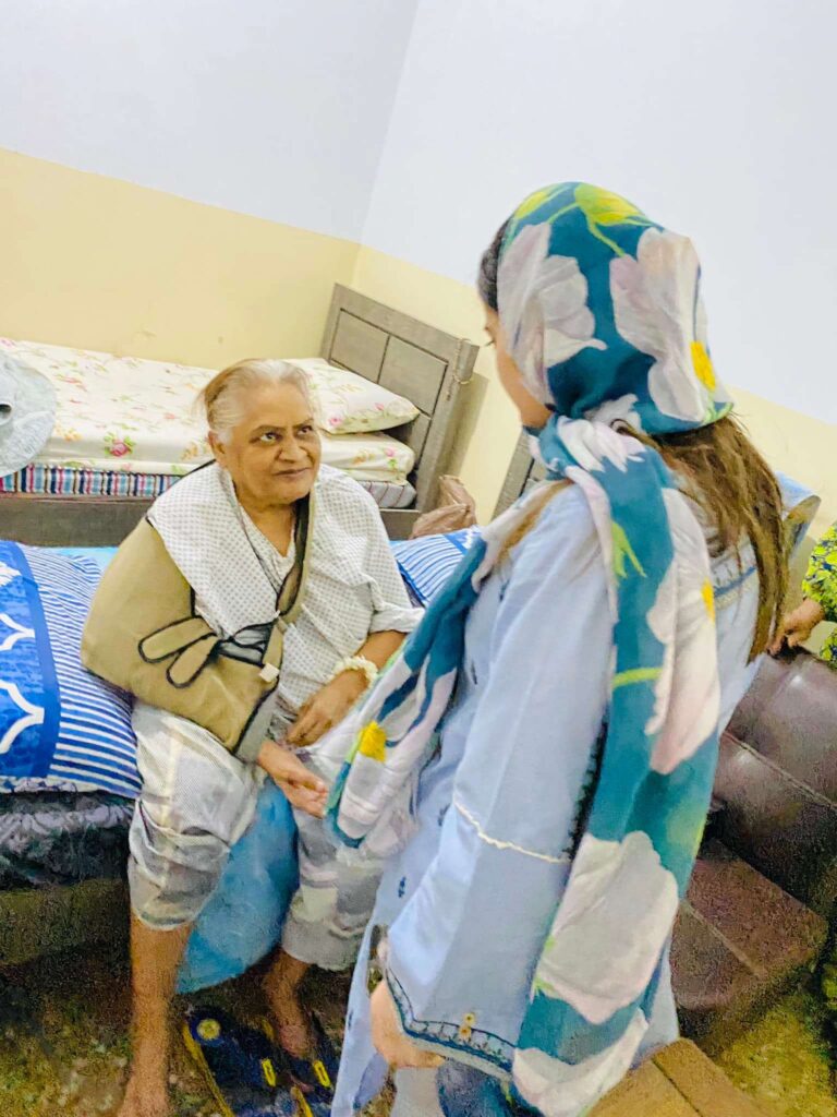 Minal Khan and Ahsan Mohsin Ikram did iftaar at Gills Shelter old age home
