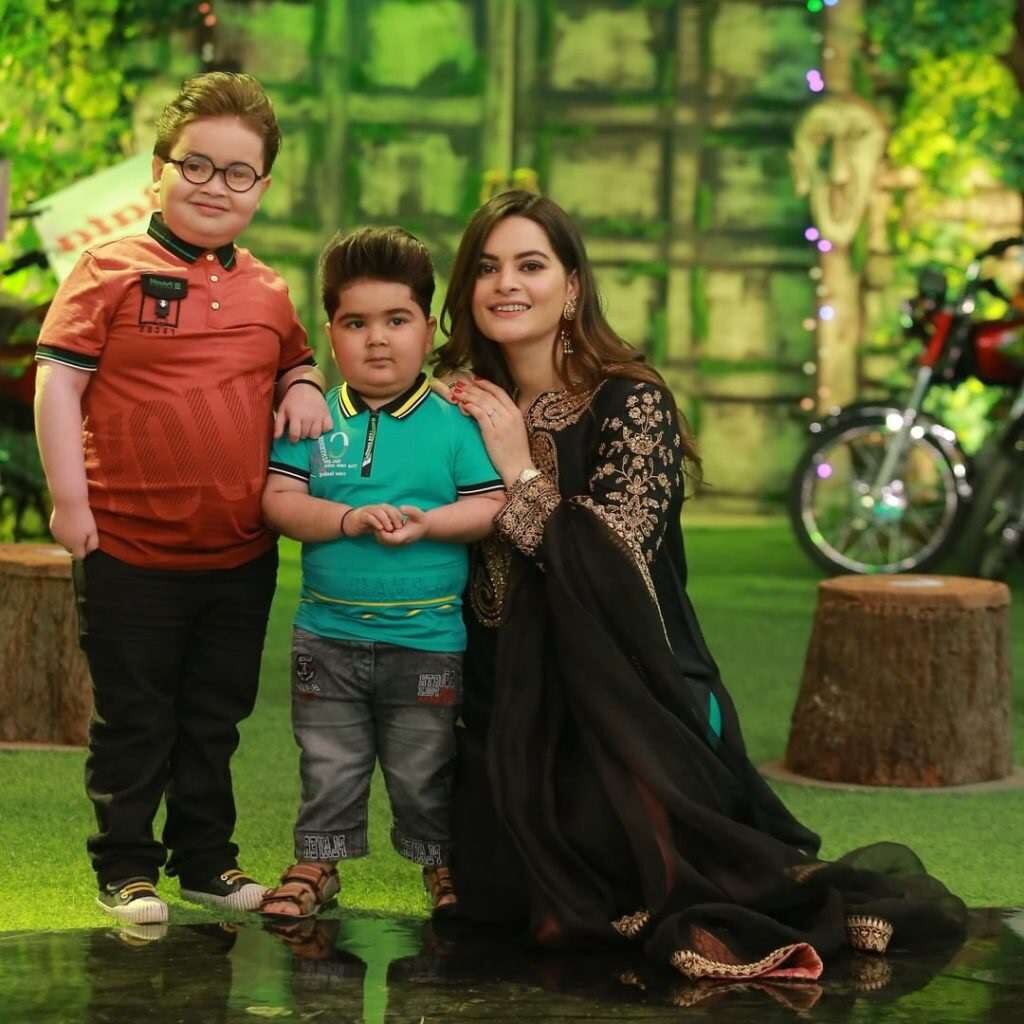 Minal Khan arrives as a guest in 'Jeeto Pakistan' with her husband