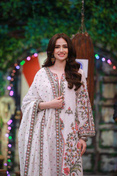 Fahad Mustafa supports Sana Javed for her image building after all the previous allegations