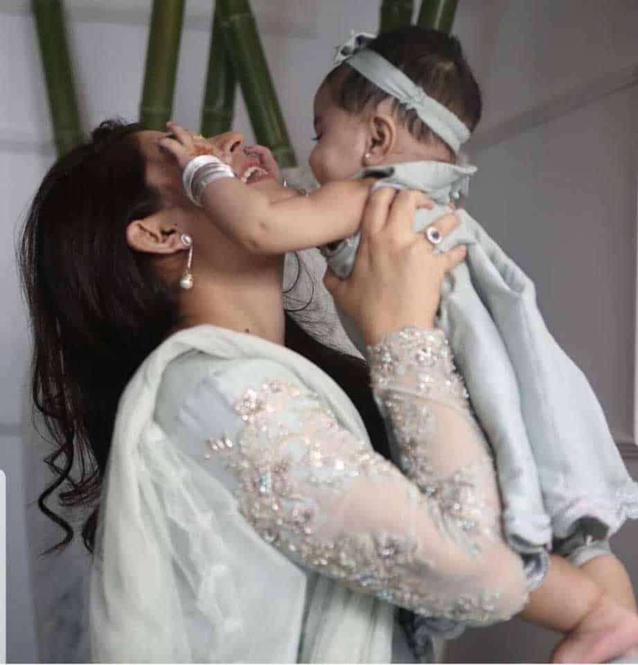 Alluring clicks of ever-gorgeous Sanam Baloch with her daughter Amaya on her first birthday