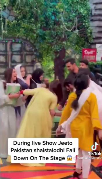Shaista Lodhi falls down in excitement during Jeeto Pakistan live Ramzan Show