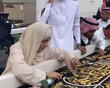 Shaista Lodhi shares the beautiful Umrah journey with her followers where she had the honor of stitching Ghilaf-e-Kaaba
