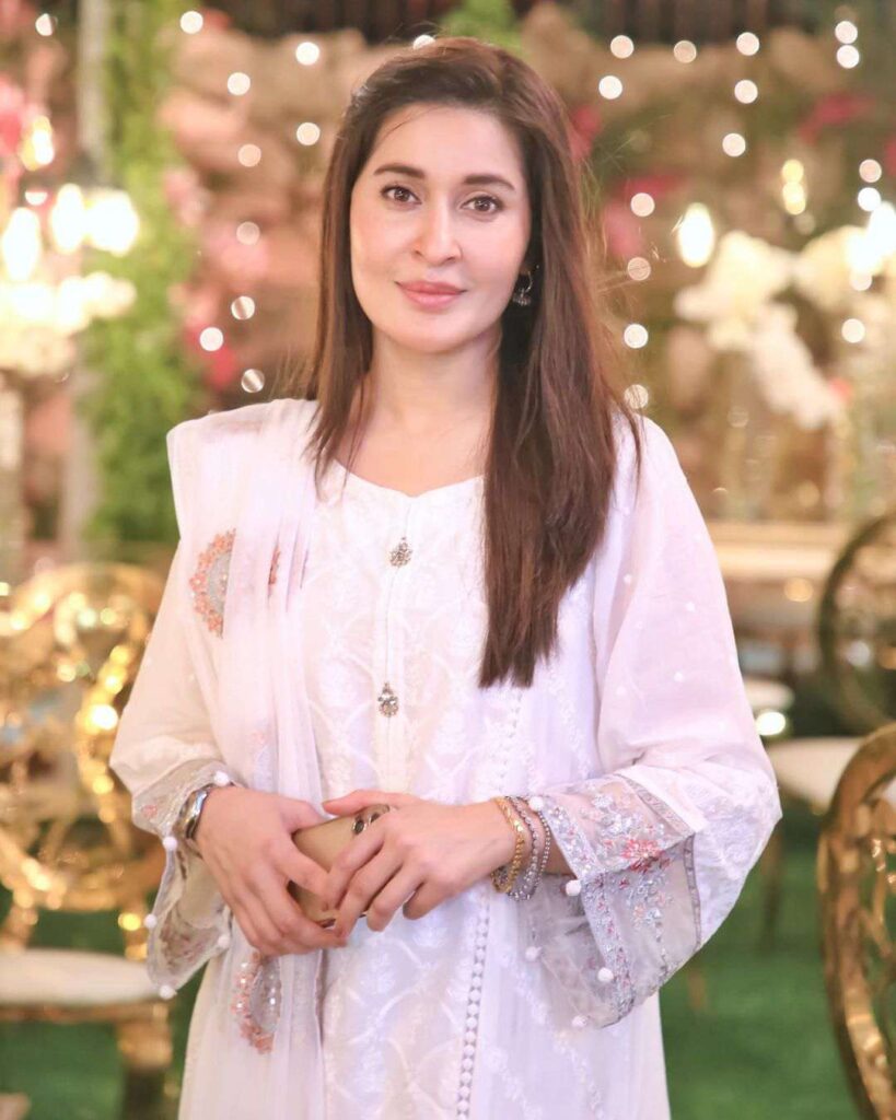 The veteran Pakistani host Shaista Lodhi receives Eidi from her mother-in-law