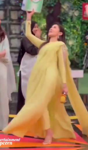 Shaista Lodhi falls down in excitement during Jeeto Pakistan live Ramzan Show