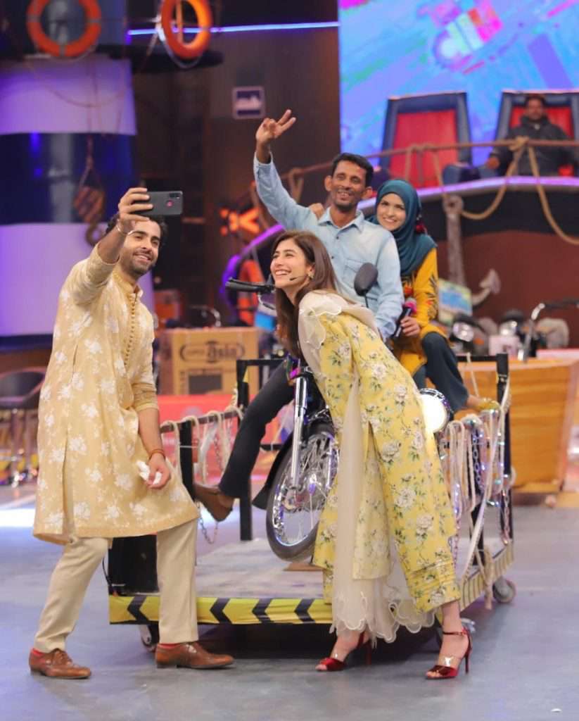 Syra Yousuf looks beautiful in the show Khel kay jeet along with host Sheheryar Munawar