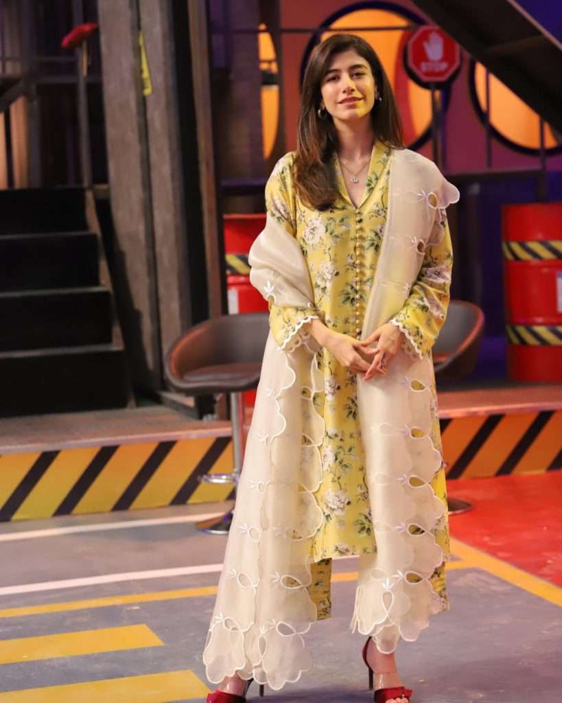 Syra Yousuf looks beautiful in the show Khel kay jeet along with host Sheheryar Munawar