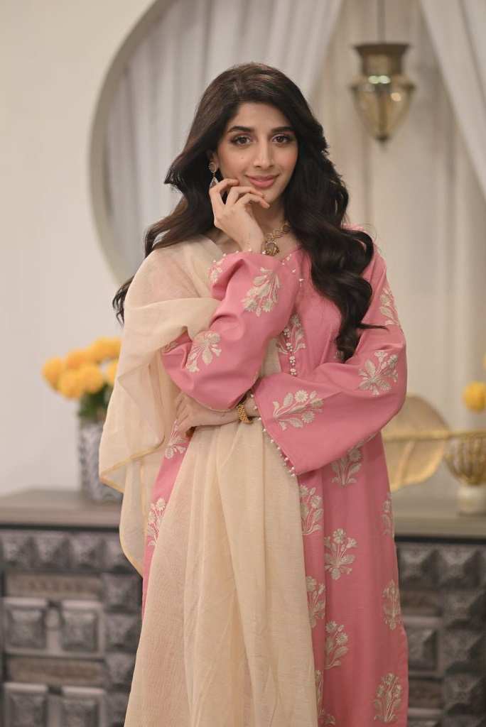 Urwa Hocane and Mawra Hocane looking absolutely gorgeous in UXM dresses at Good Morning Pakistan