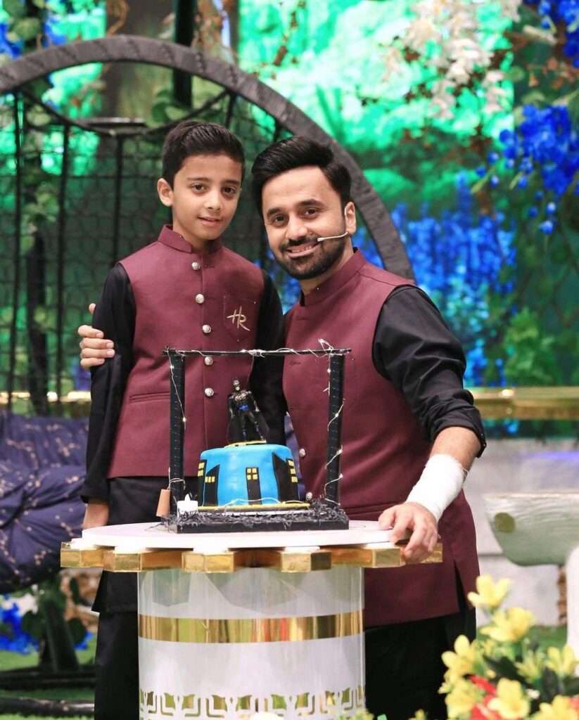 Waseem Badami celebrates his son’s birthday on the set of Shan-e-Ramzan along with his mother
