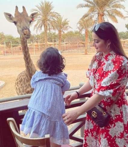 Beautiful pictures of Aiman Khan and Muneeb Butt while enjoying some family time with daughter in Bahria Town Karachi