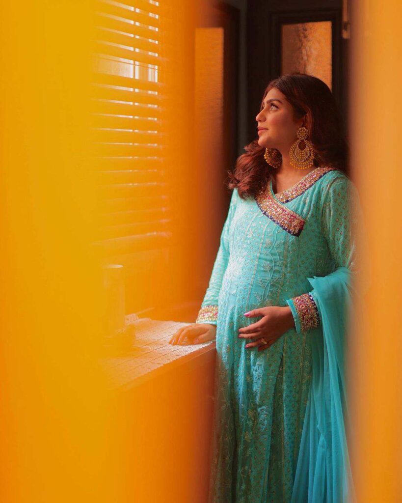 PICS: Pregnant Anumta Qureshi cradles her baby bump as she celebrates EID with husband; Mom-to-be glows in her stunning blue outfit!