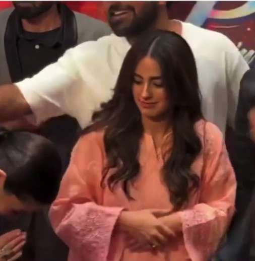 Jealousy Or What, Hania Aamir Insults Iqra Aziz As she Ignores Her At A Movie Premier