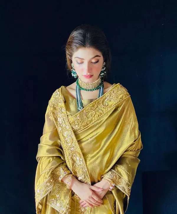 Kinza Hashmi set the eastern dresses game-high in her ongoing famous drama serial Dil Awaiz