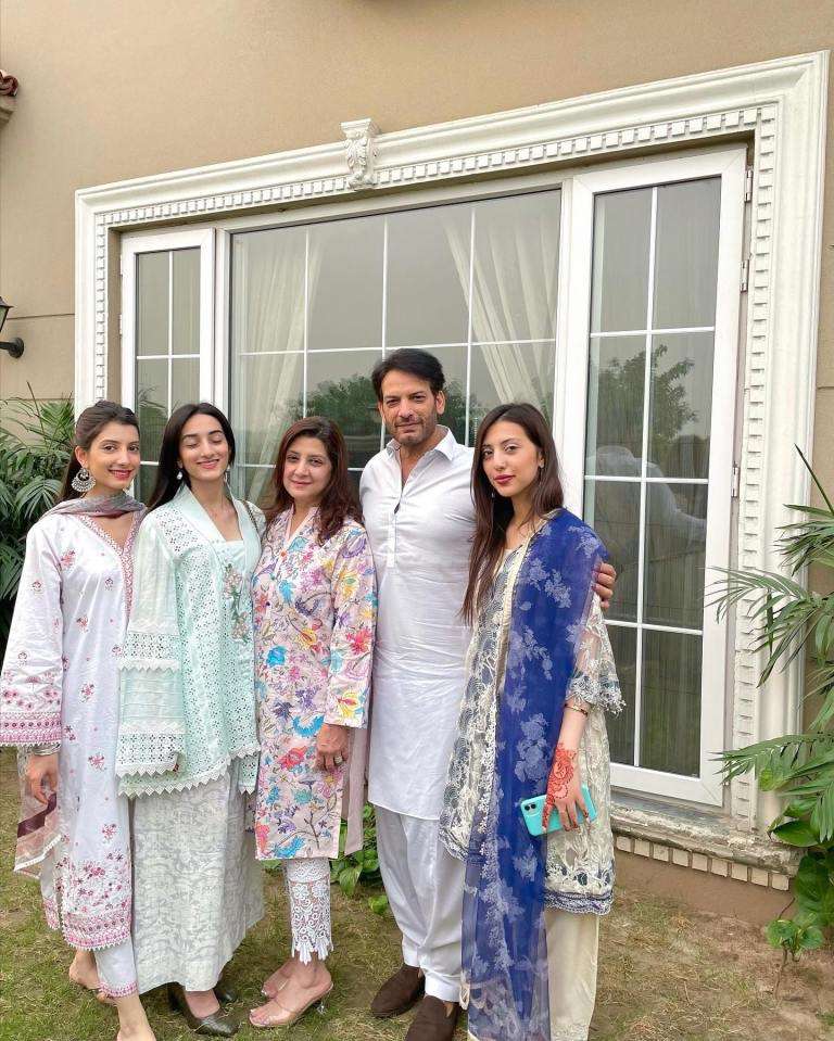 Rare Glimpses Of Saleem Sheikh With His Daughters And Wife