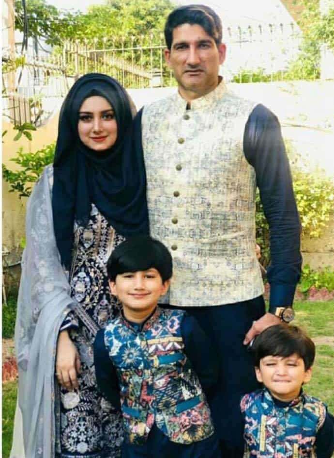Beautiful pictures of cricketer Sohail Tanvir with his wife and son