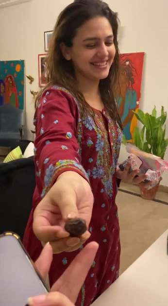Fans are loving the cute mini vlog of Zara Noor Abbas while making iftar for family