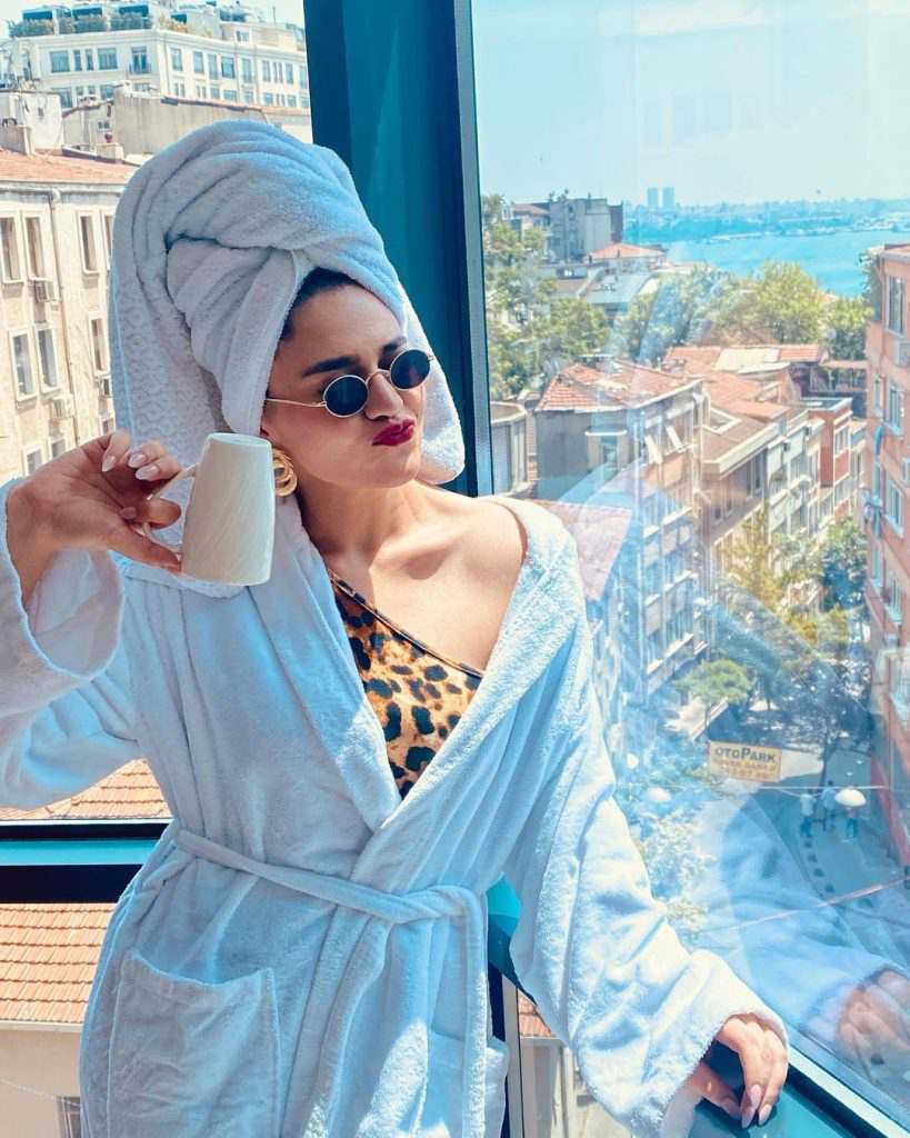 Zara Noor Abbas’s effort to look sexy and bold in bathrobe brings outrageous comments