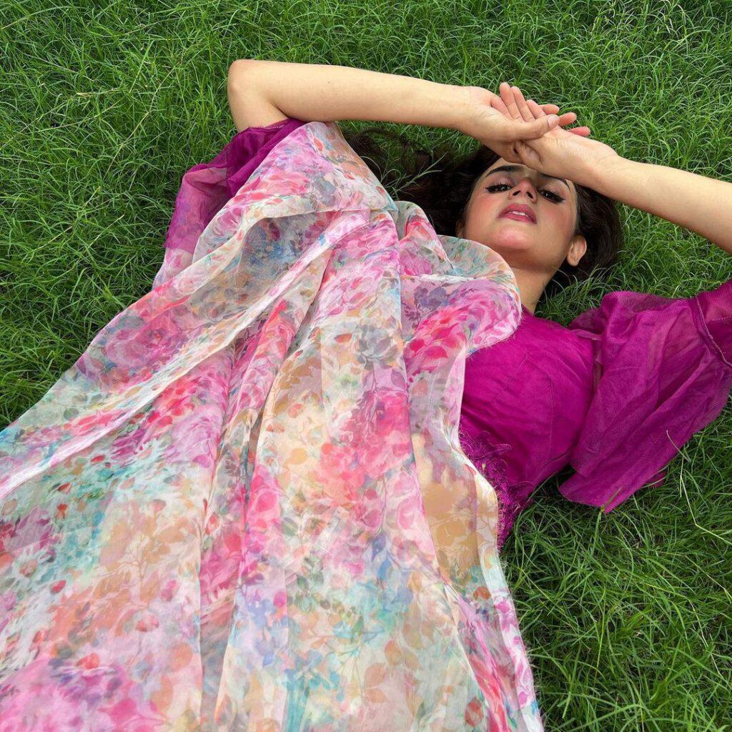 Hira Mani shows some different poses for Eid snaps: Straight from her garden