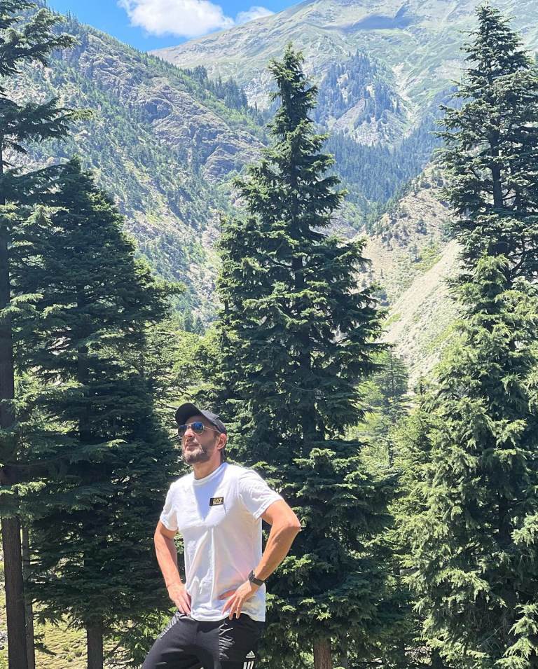 Shahid Afridi, Shaheen sum up Swat spring break with the perfect family pic. Seen yet?