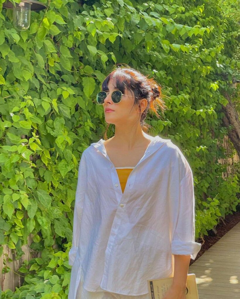 Ayeza Khan drops jaws in an all-white look