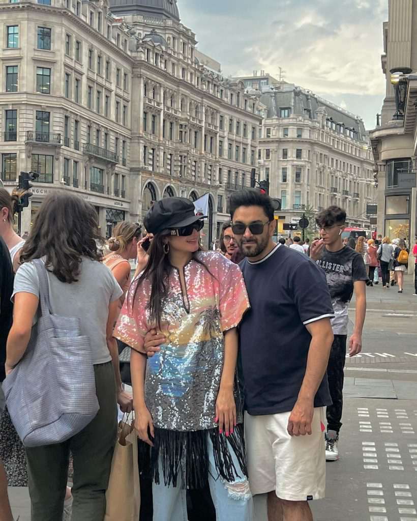 Hira Mani, Salman Sheikh spotted holding hands on London streets, cuddling in restaurant. See pics