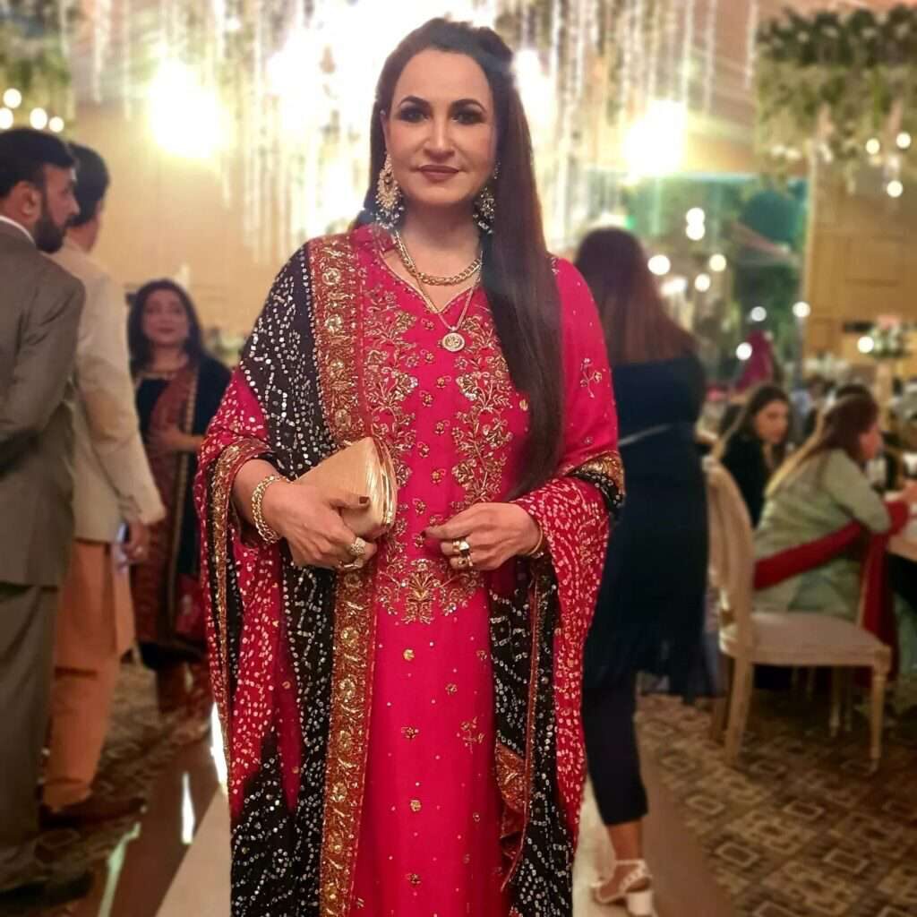 Saba Faisal slaying in traditional avatar, View opulent pictures