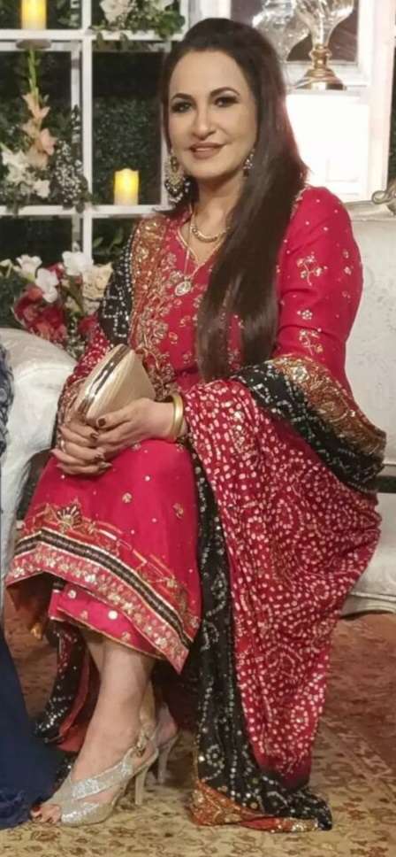 Saba Faisal slaying in traditional avatar, View opulent pictures