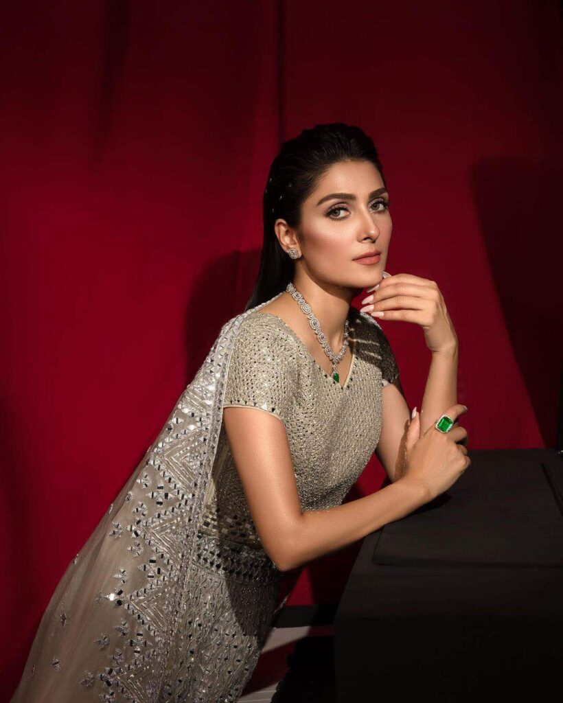 Ayeza Khan set fire to 8th Hum Awards with her mesmerizing look
