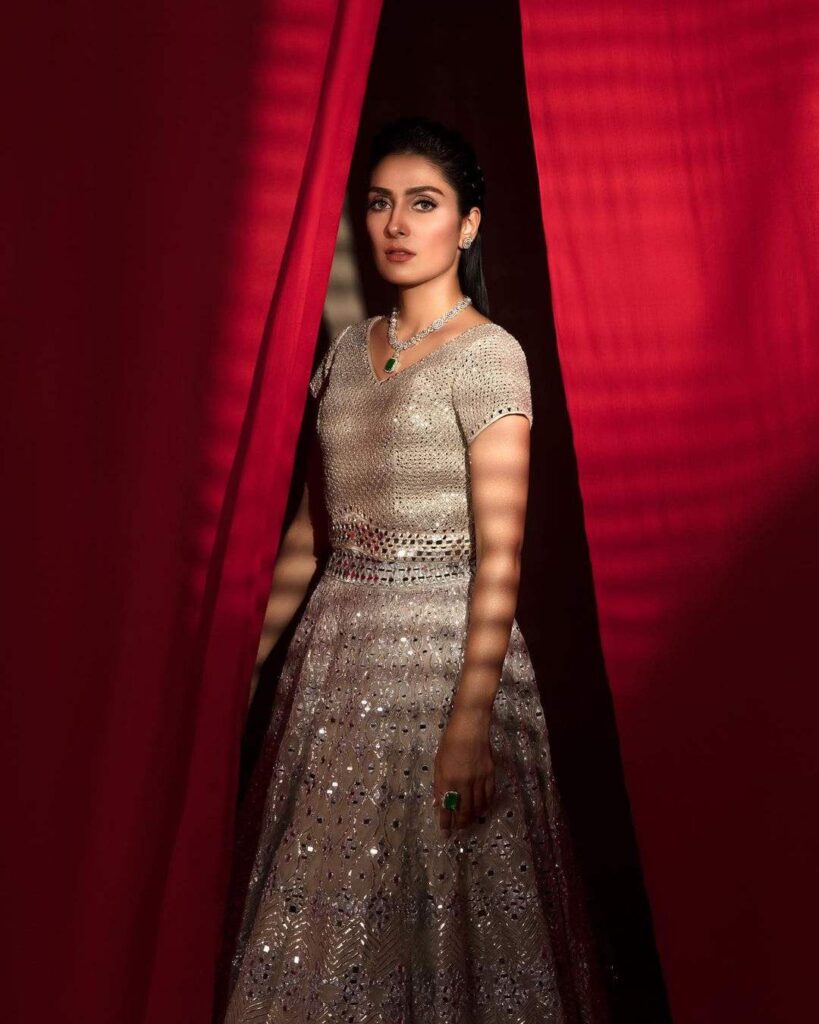 Ayeza Khan set fire to 8th Hum Awards with her mesmerizing look