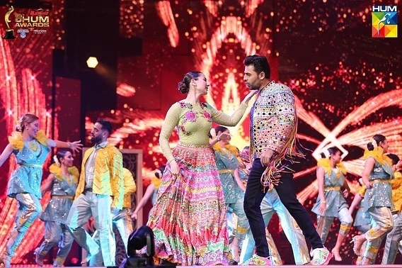 Hania Aamir and Farhan Saeed set the stage on fire with flawless dance moves