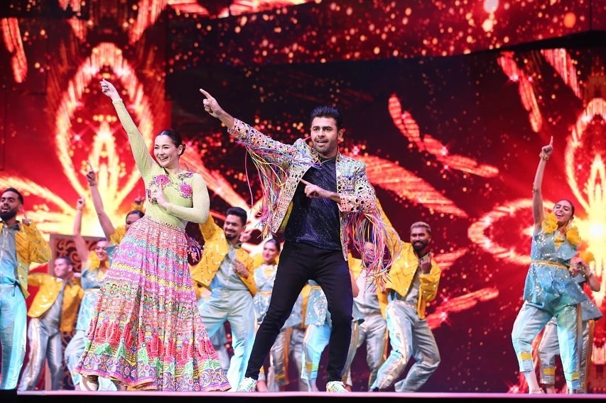 Hania Aamir and Farhan Saeed set the stage on fire with flawless dance moves